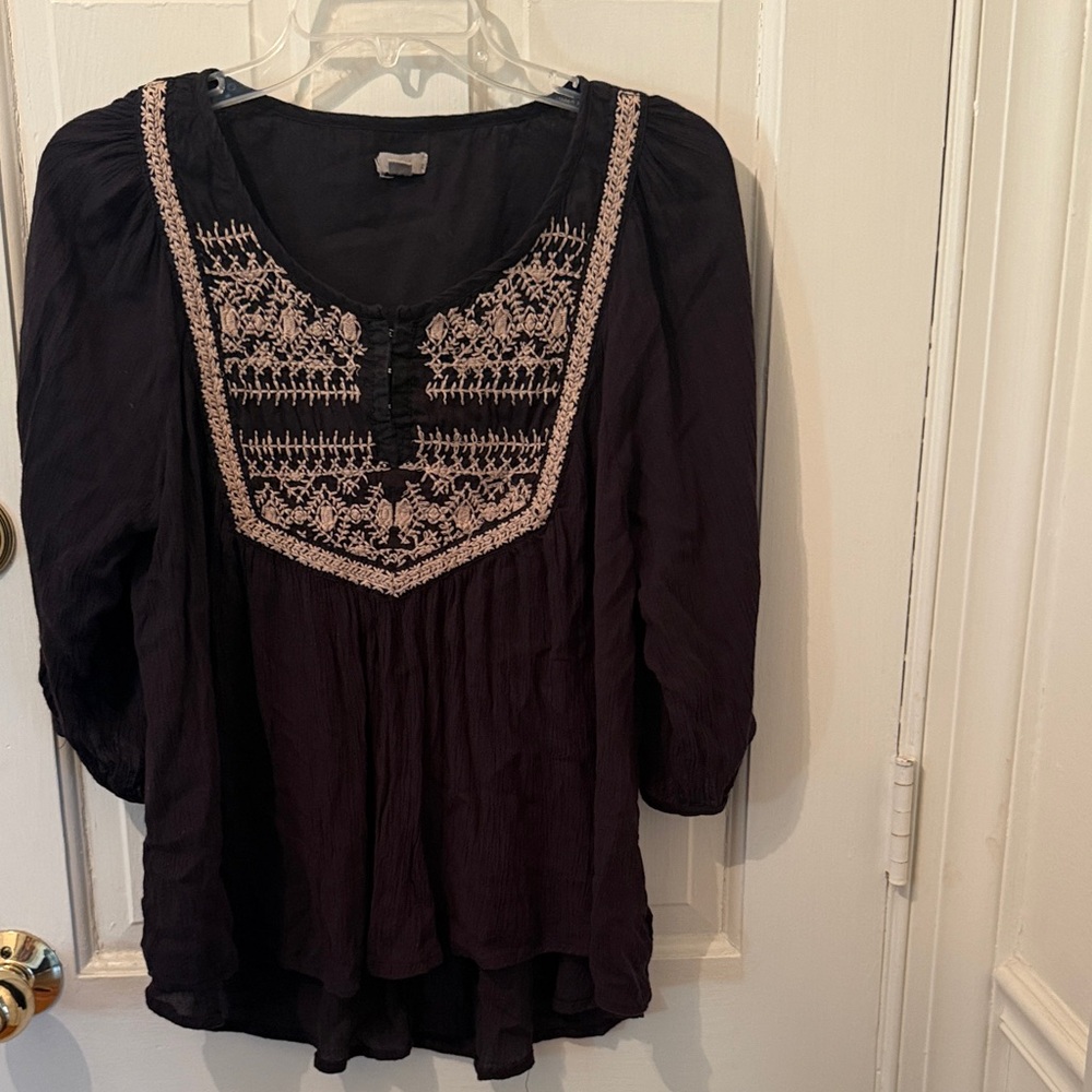 Ecote pretty easy to wear black embroidered flowy top perfect for spring/summer